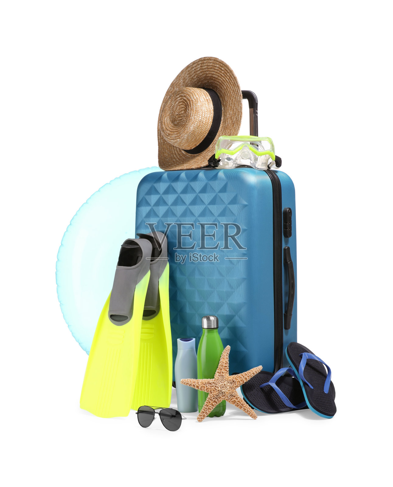 皮箱、充气环等沙滩配件孤立于白色之上照片摄影图片