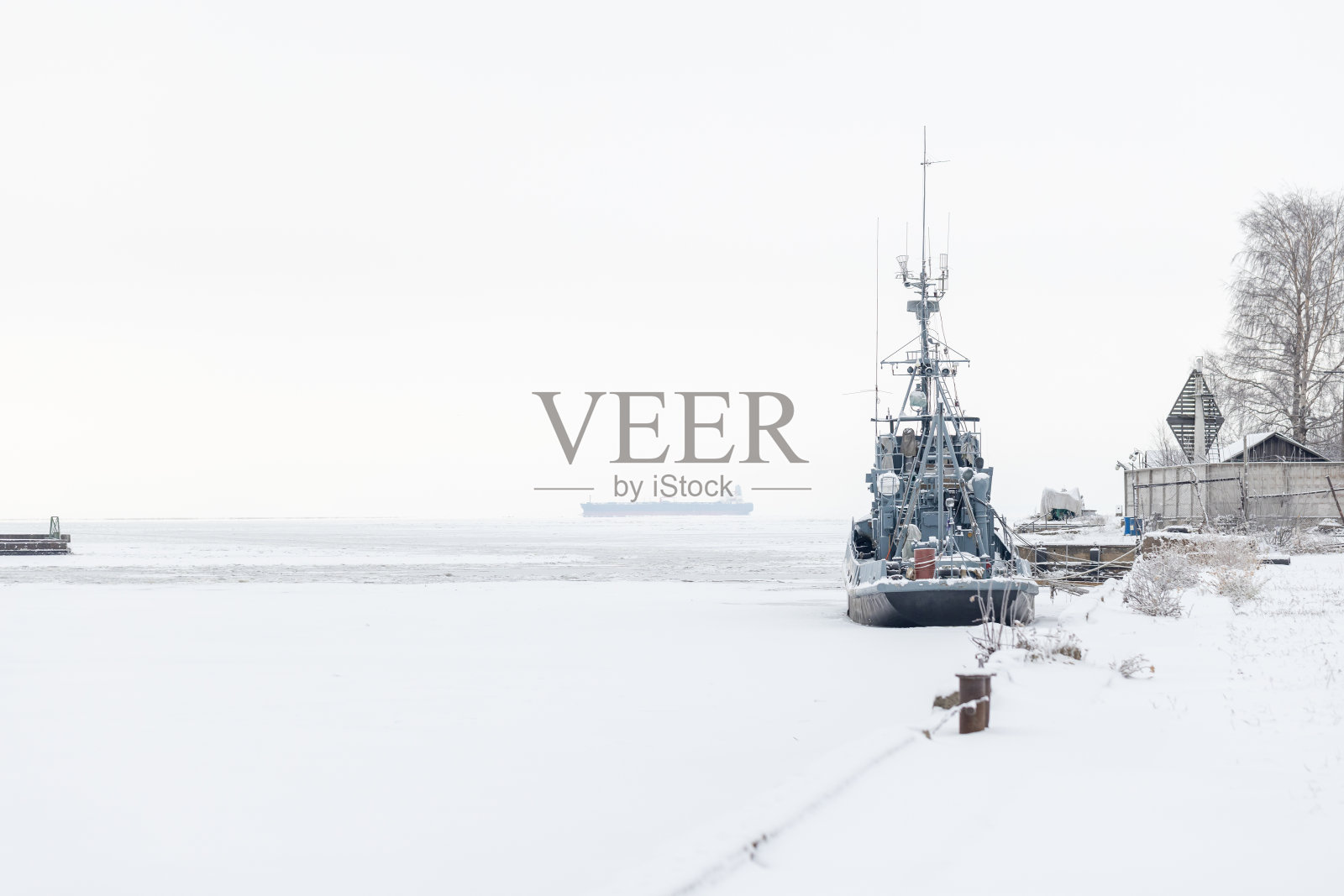 灰色的工业船停泊在冬季港口照片摄影图片