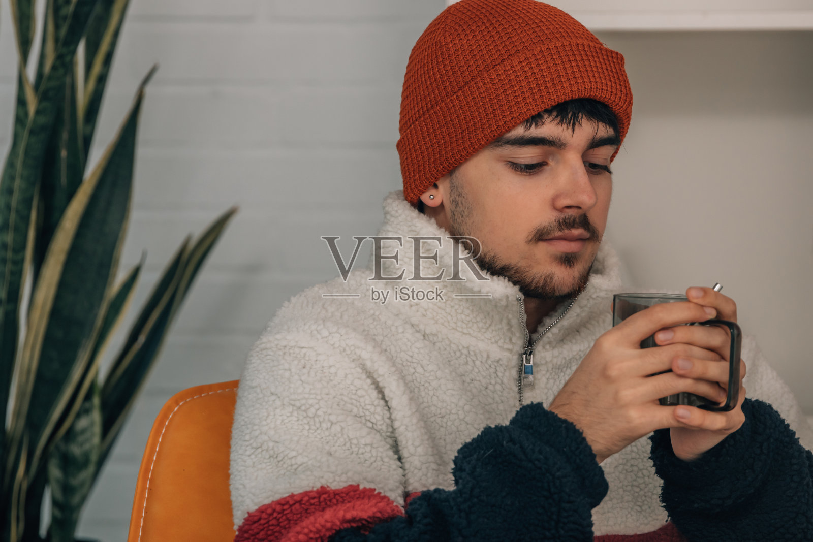 年轻人在家里暖暖的喝着咖啡照片摄影图片