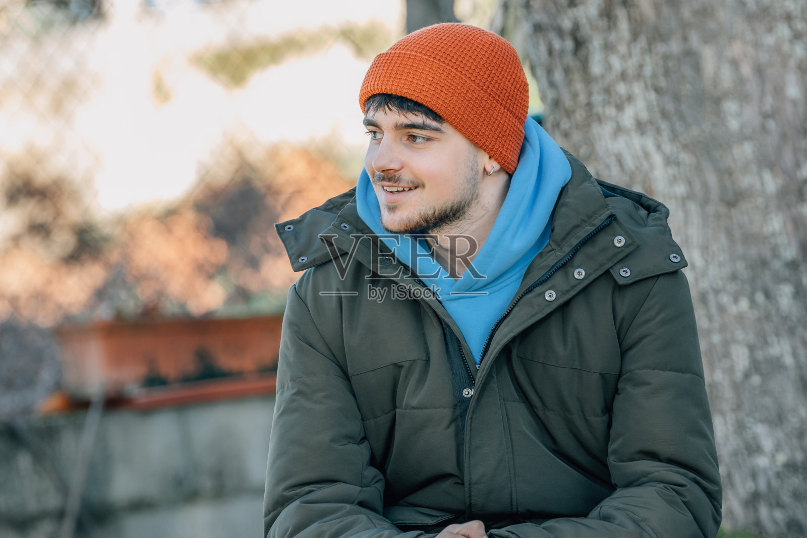 冬天，年轻人在户外裹得严严实实照片摄影图片