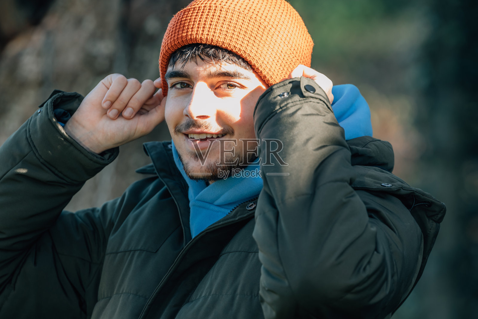 冬天，年轻人在户外裹得严严实实照片摄影图片