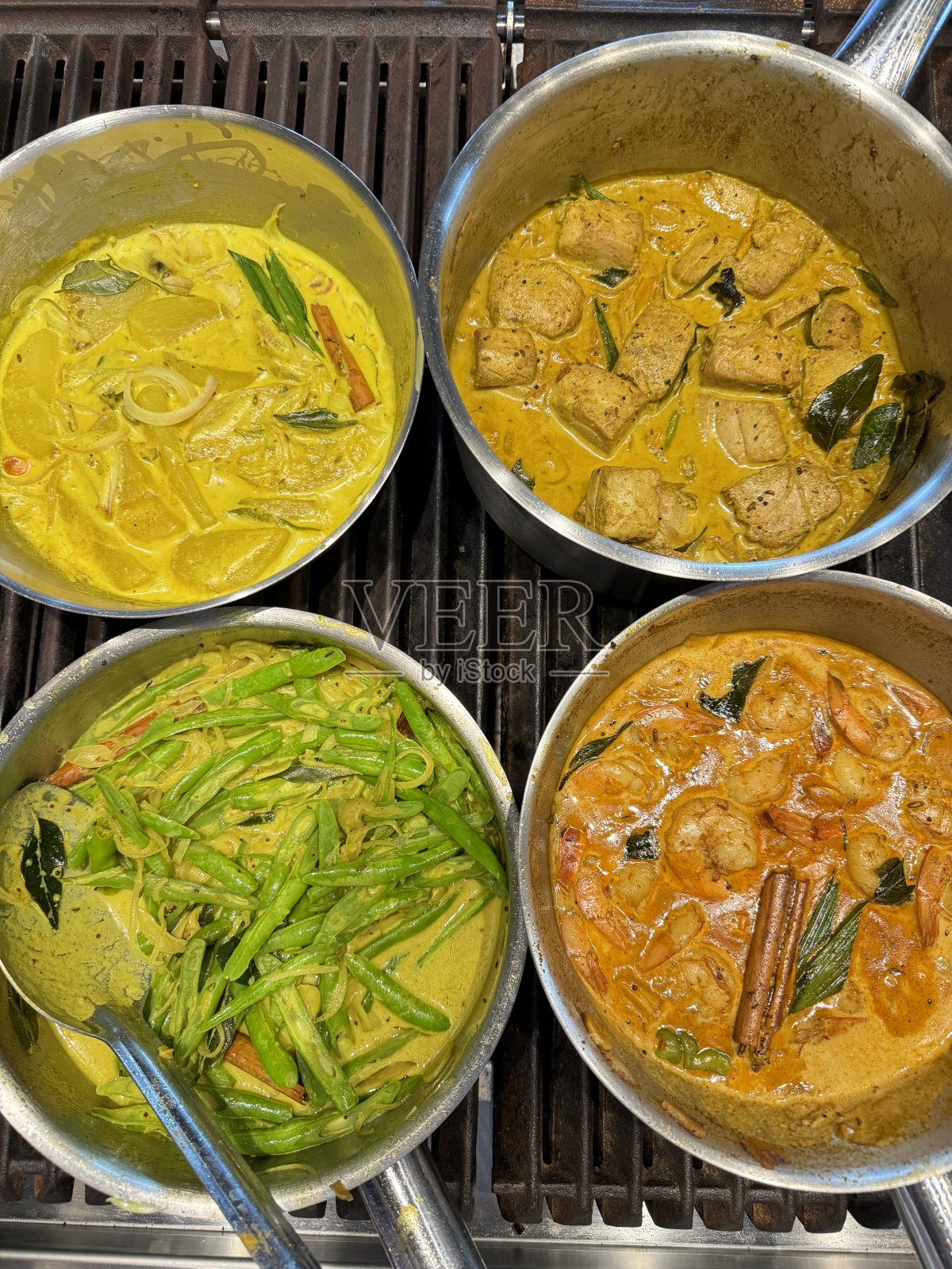 烹饪锅与各种斯里兰卡椰子咖喱在炉子上照片摄影图片