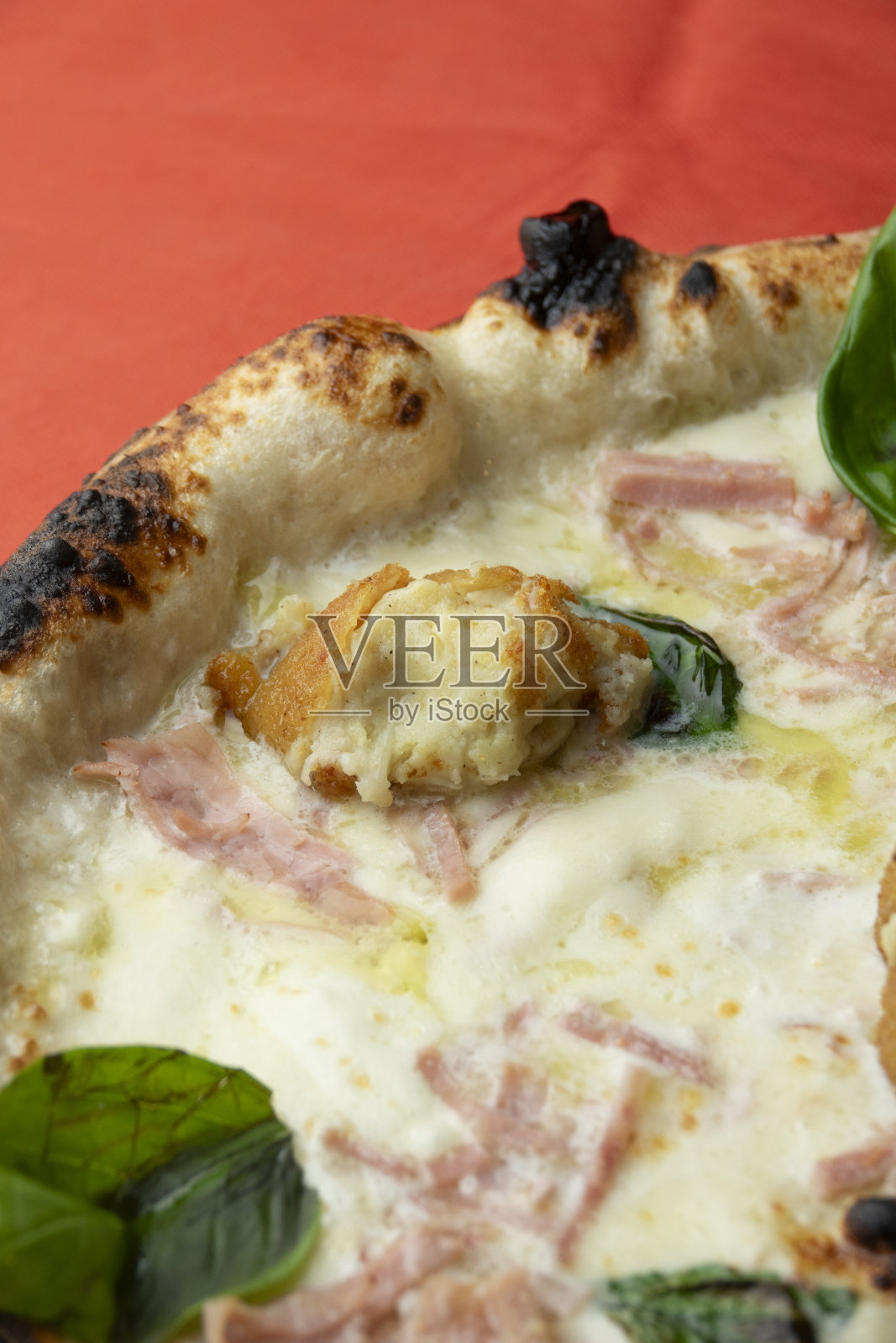 披萨配火腿和土豆丸子照片摄影图片