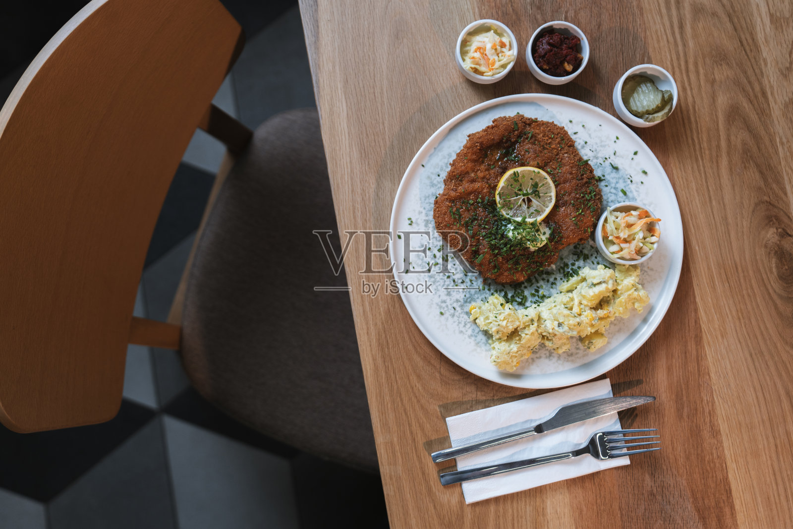 时尚餐厅的炸肉排菜单。上角。照片摄影图片