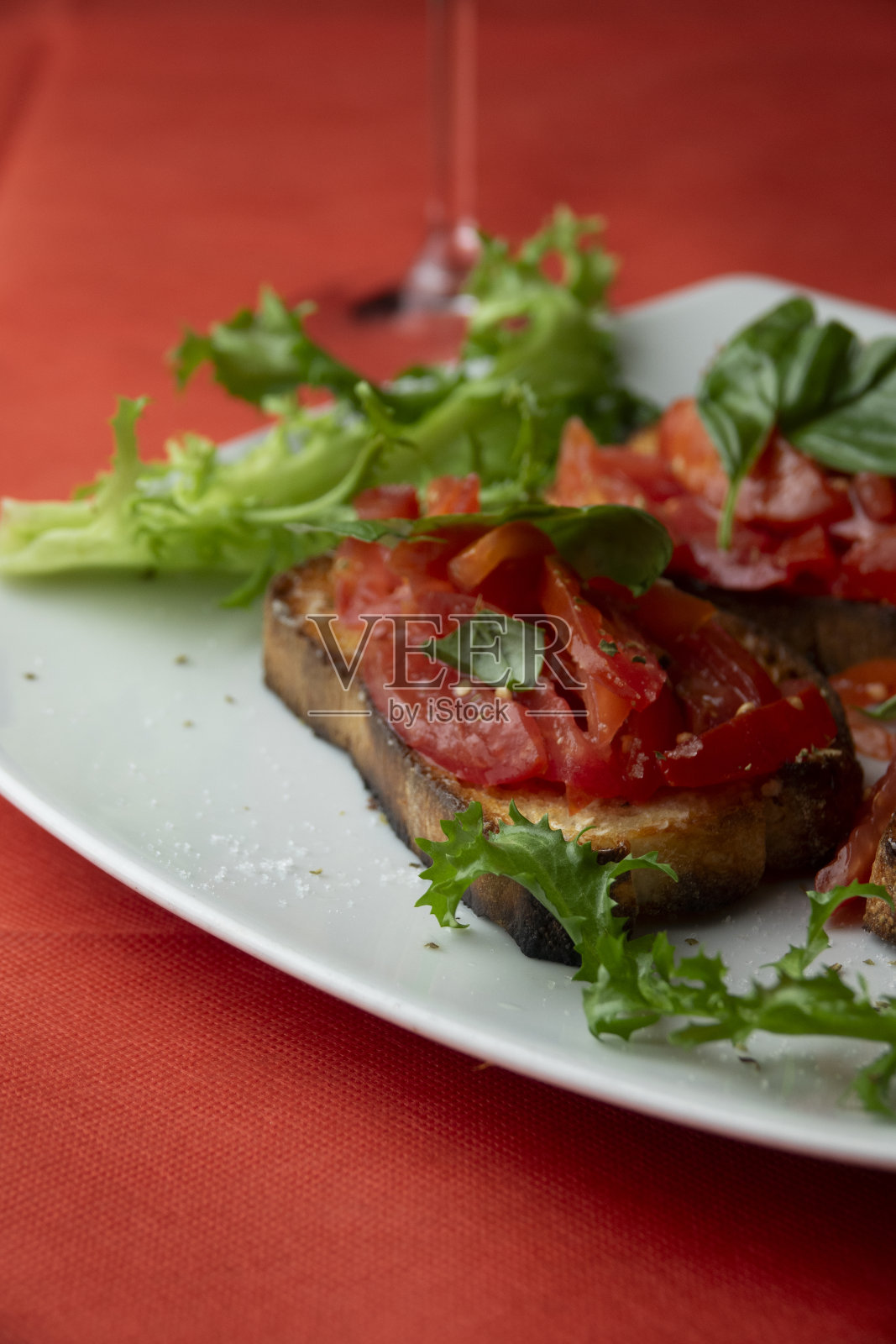 意式烤面包配番茄面和巴西式干酪照片摄影图片