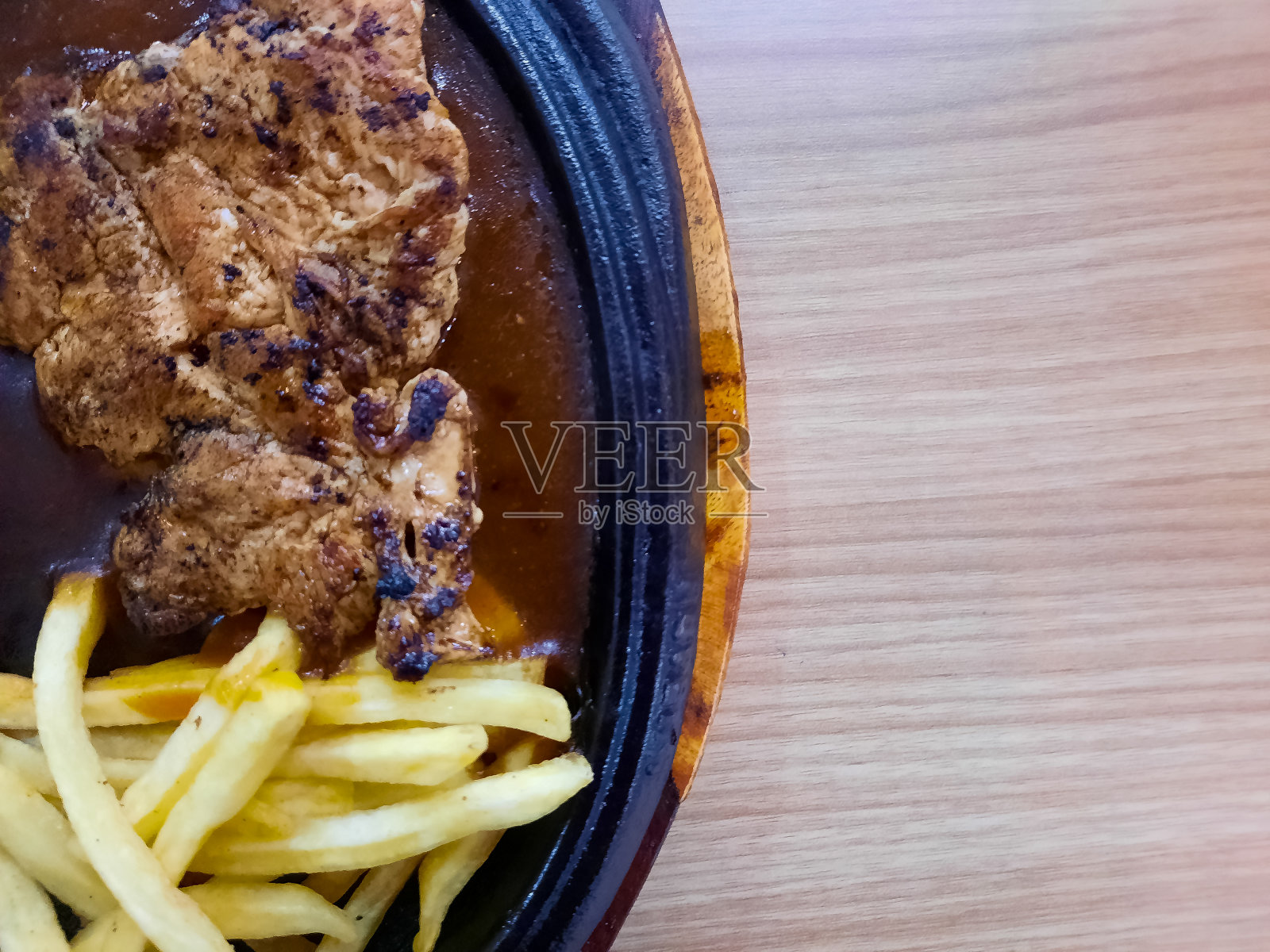 炸碎薯条牛排配炸薯条。食品菜单。前视图。照片摄影图片