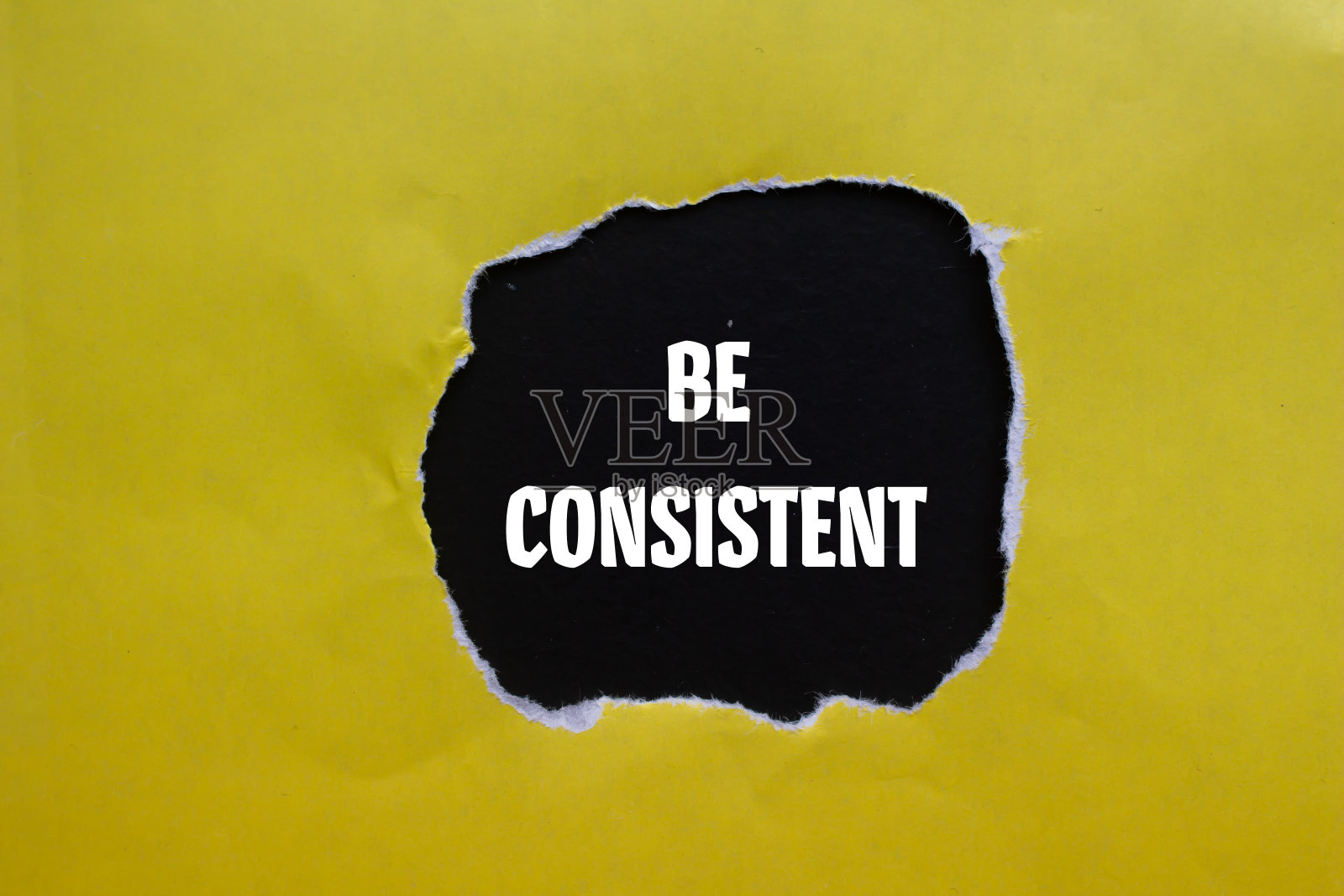 在黑色背景的黄破纸上写的字要一致照片摄影图片