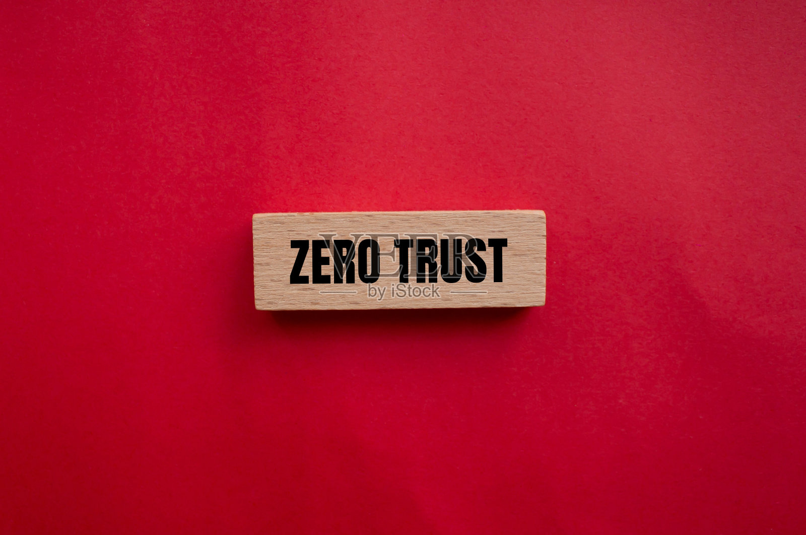 零信任字写在红色背景的木块上照片摄影图片