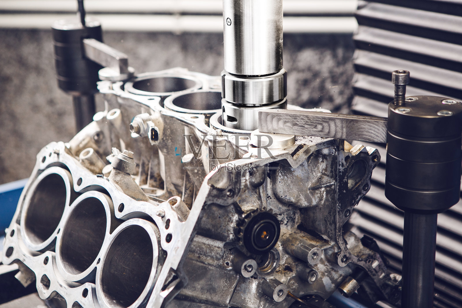 在数控机床上进行发动机气缸镗孔。采用计算机数控机床对发动机套后活塞下进行镗孔。照片摄影图片