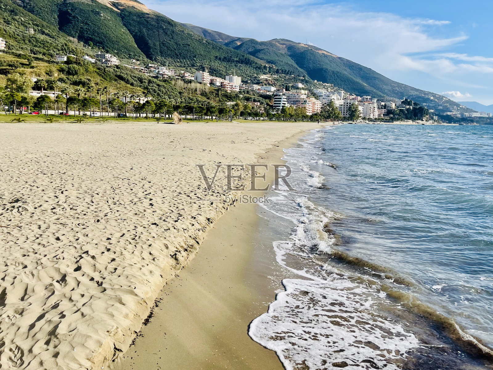 伏洛尔镇的夏日市景。阿尔巴尼亚亚得里亚海的美丽海景。暑假概念照片摄影图片
