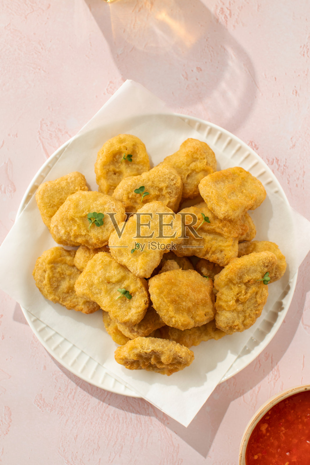 美味的金色鸡块放在桌子上的盘子里。快餐，菜单。照片摄影图片