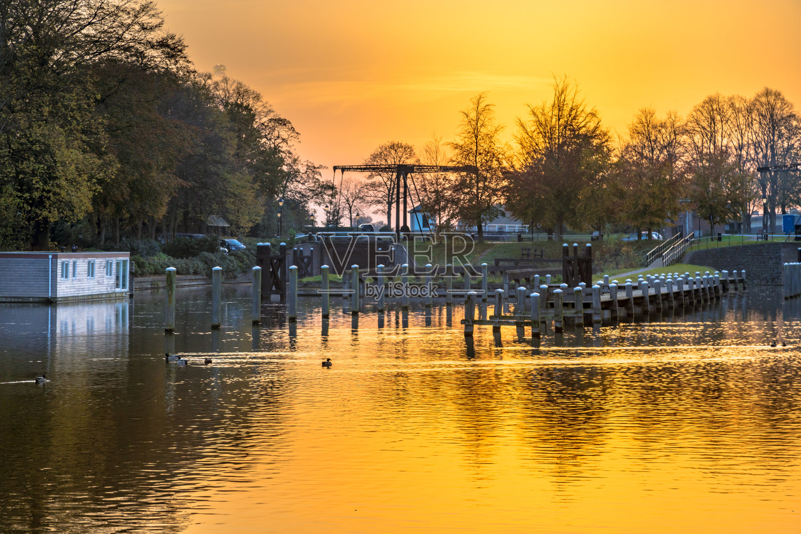 日落在兹沃勒的威廉斯瓦尔特运河上照片摄影图片