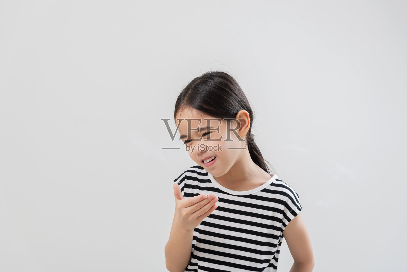 可爱的小女孩亚洲生病在家。可爱的小女孩咳嗽，照片摄影图片