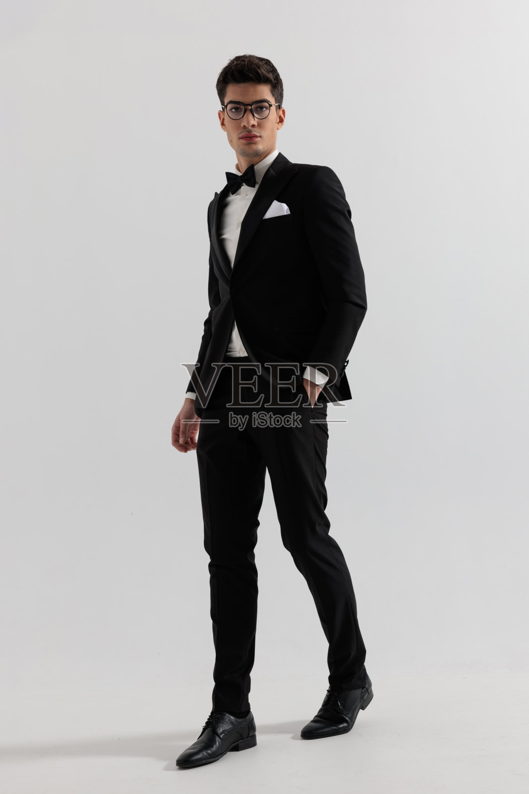 轻松的商人拿着口袋向前走照片摄影图片