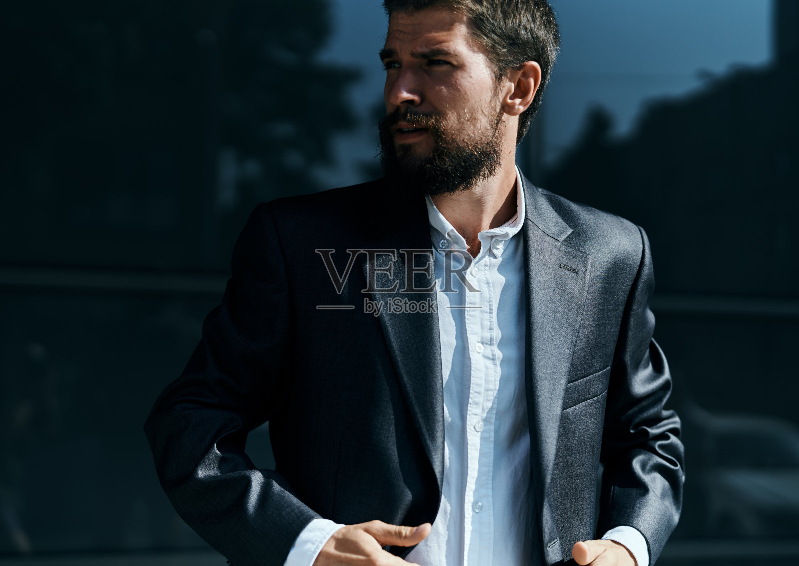 西装革履的商人用手势表达着户外的生活方式照片摄影图片