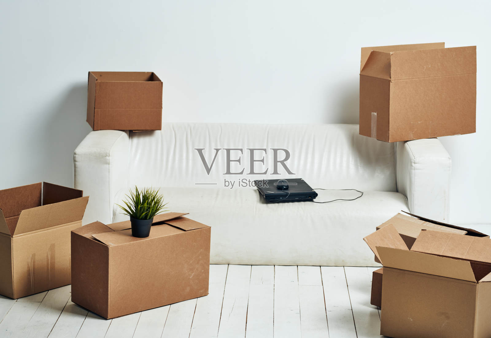 箱子里装着东西白色沙发开箱办公室搬家照片摄影图片