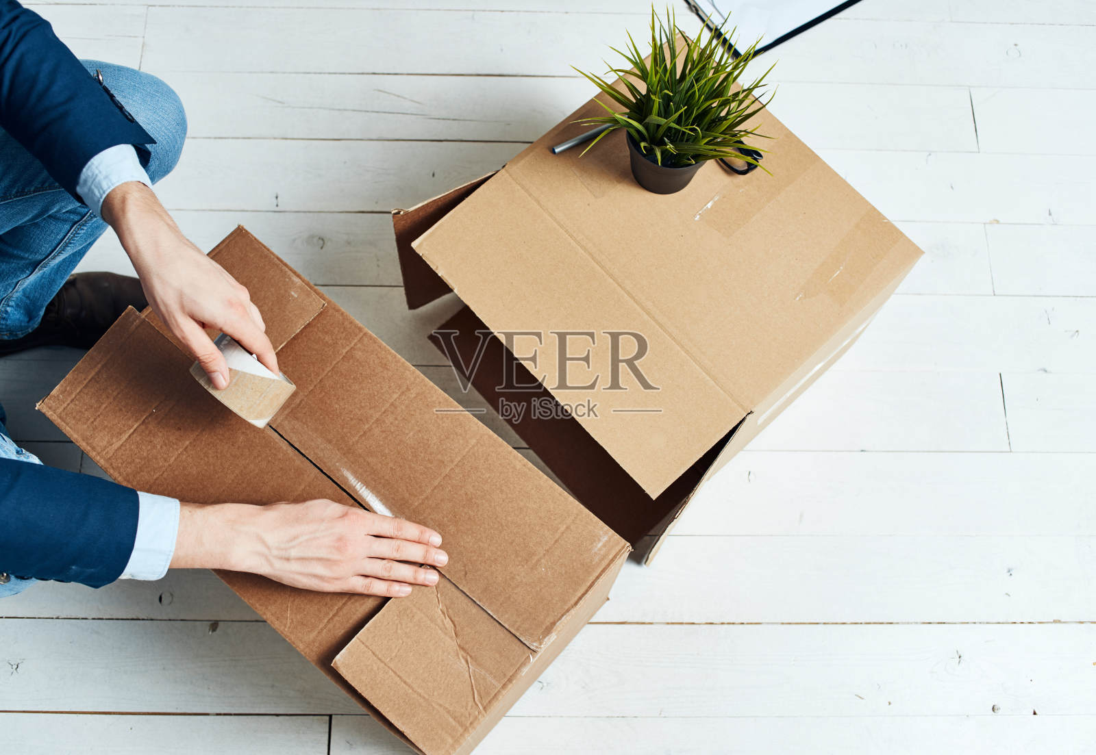 箱子里装的东西，生活方式，办公室办公照片摄影图片