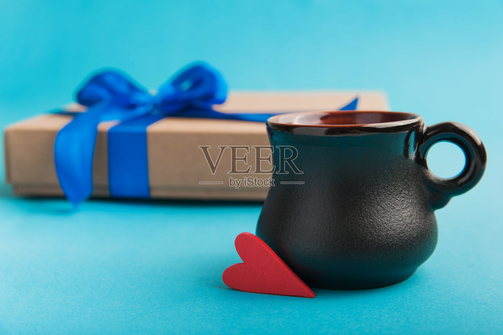 父亲节快乐。给爸爸一杯咖啡，背景是礼物照片摄影图片
