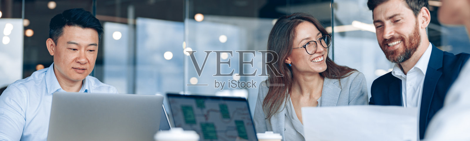 积极的业务团队，在现代办公环境中开展新项目照片摄影图片