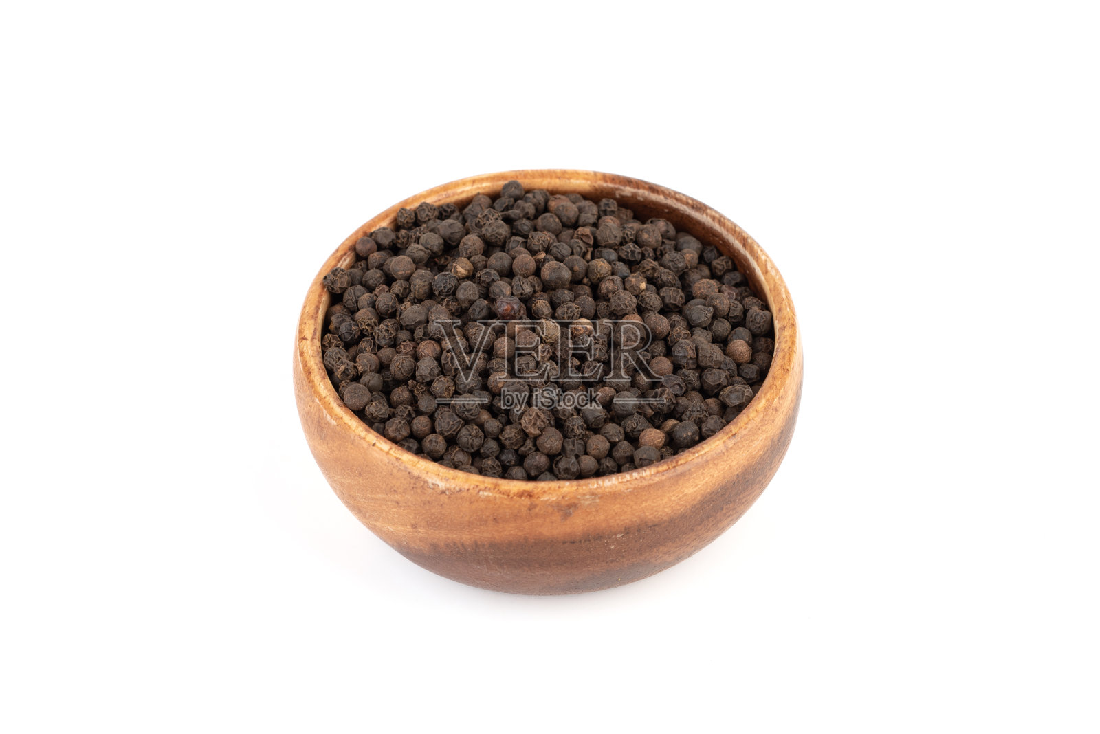 白色背景的木碗里装满了胡椒豌豆。照片摄影图片