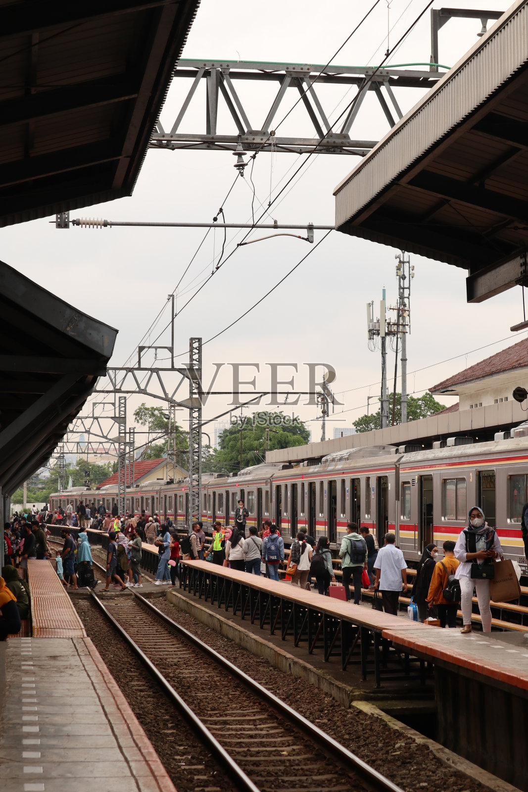 在Manggarai车站的高峰时间照片摄影图片