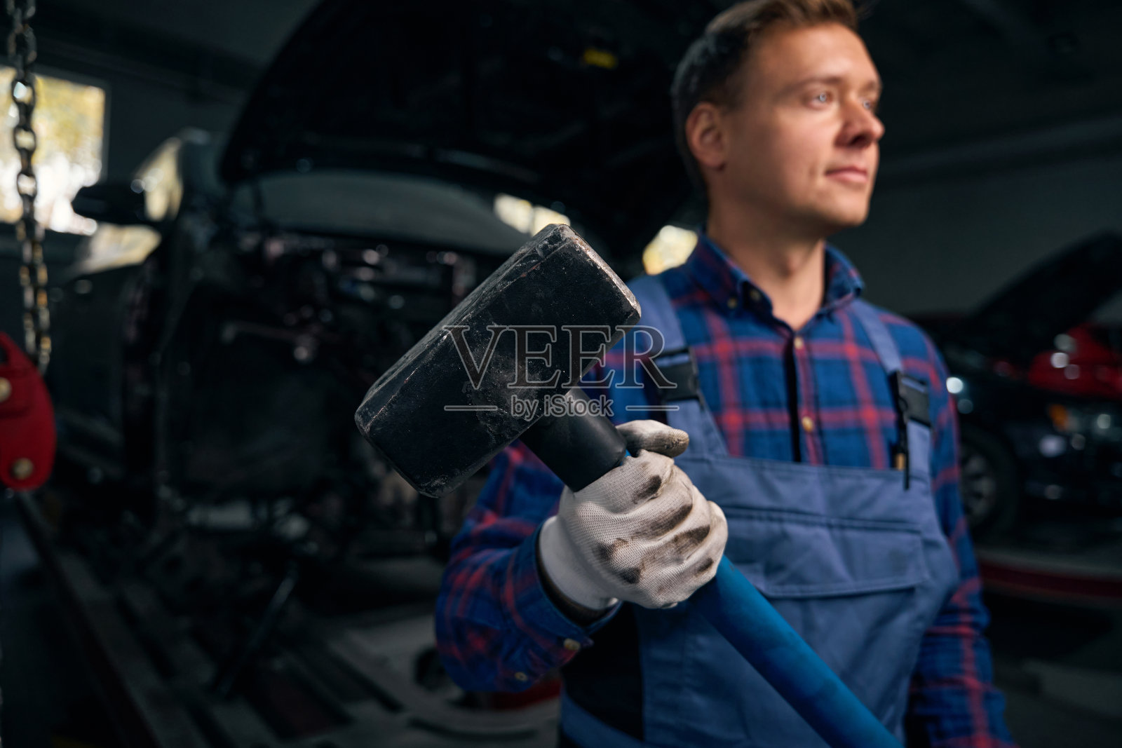 熟练的男性在轮胎装配中使用仪器照片摄影图片