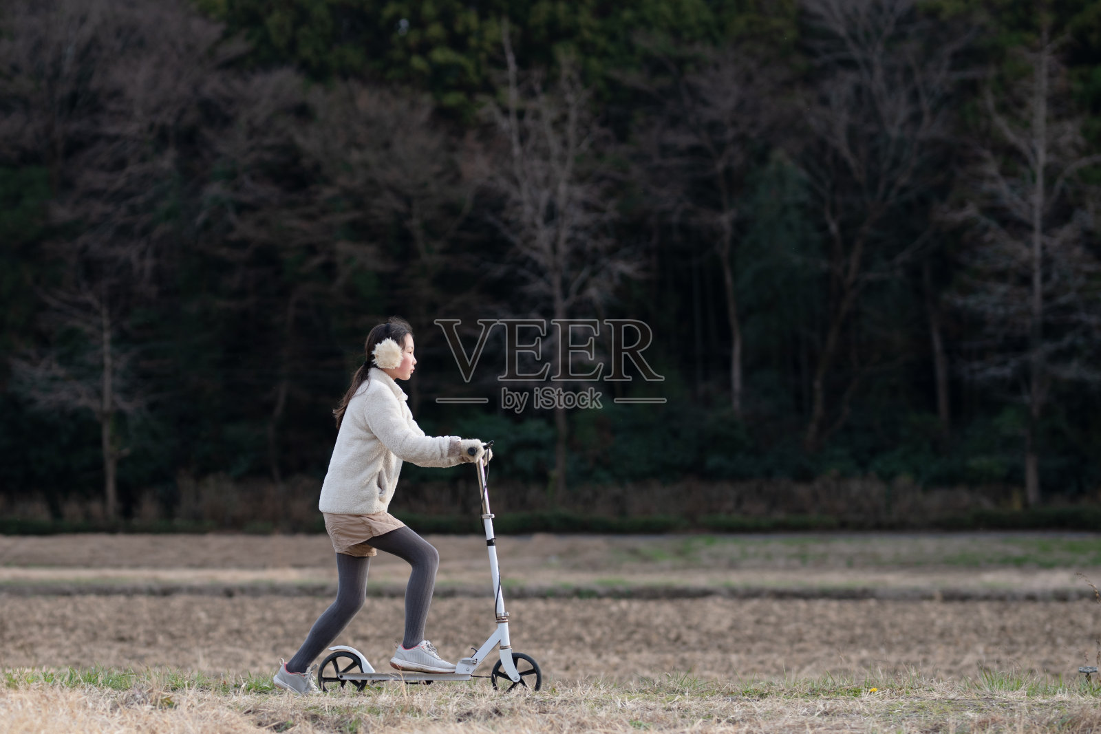 孩子在玩滑板手照片摄影图片