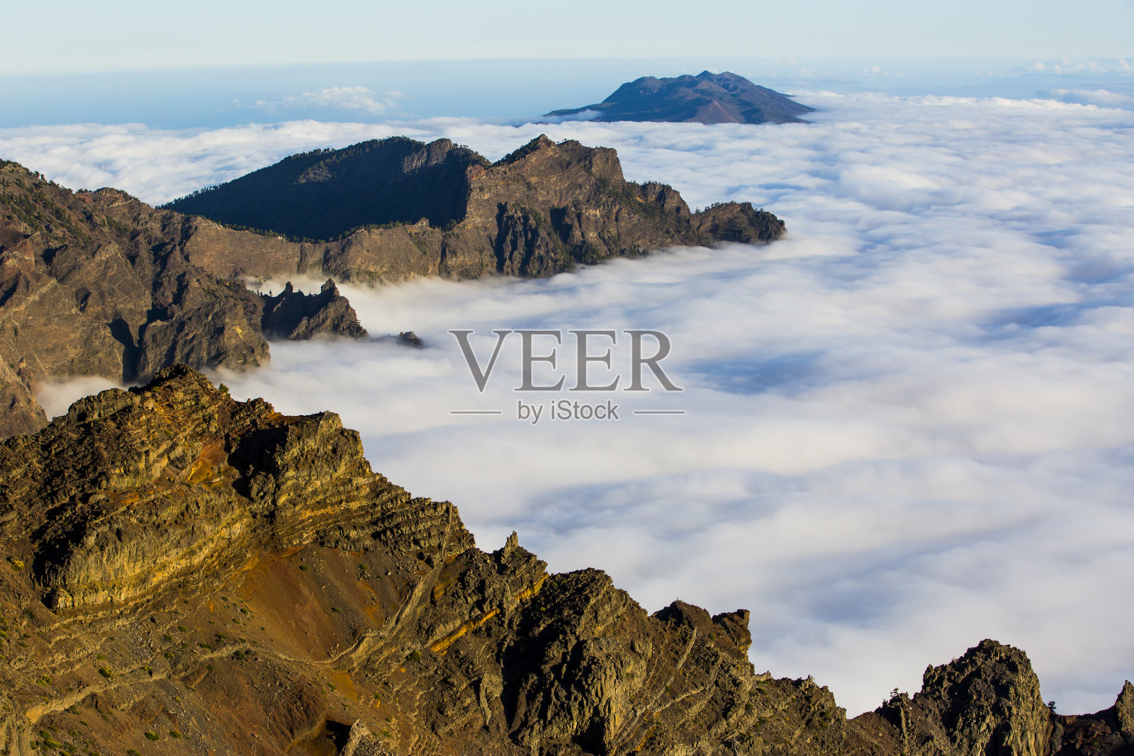 西班牙加那利群岛拉帕尔马岛卡尔德拉德塔布里恩特自然公园的春天日落照片摄影图片