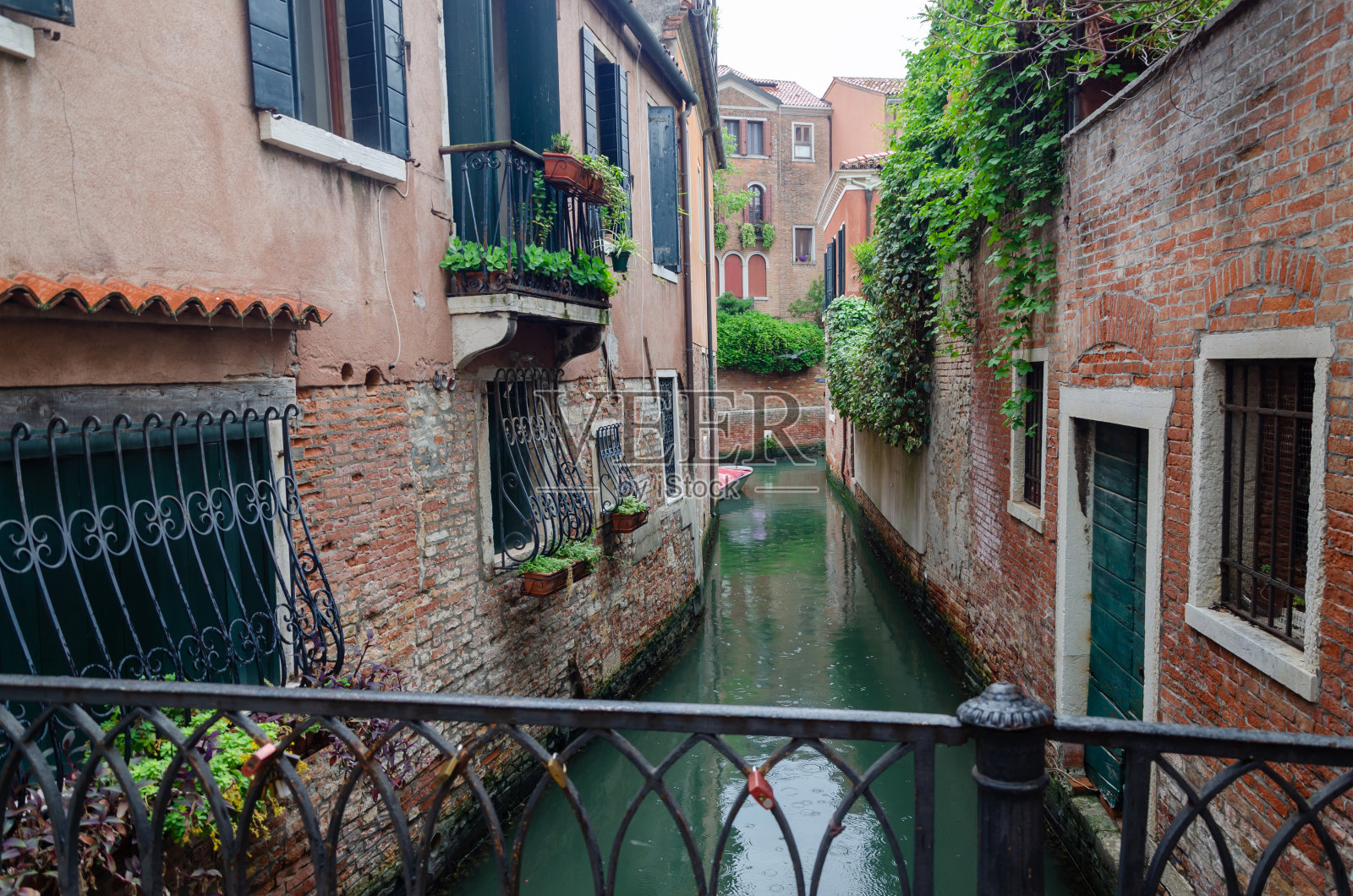 威尼斯的房子和一条城市运河照片摄影图片