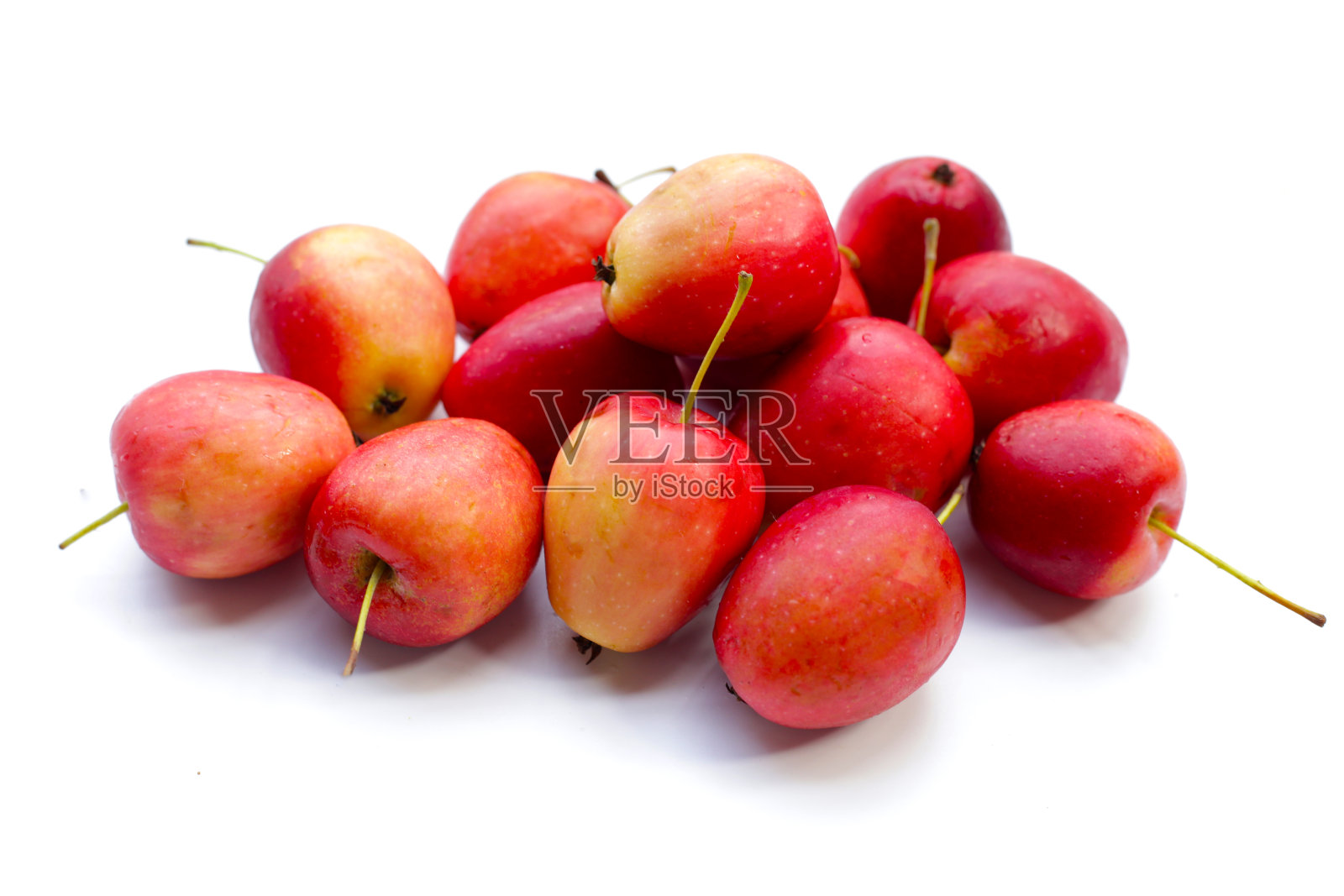 白色背景上新鲜的小红苹果照片摄影图片