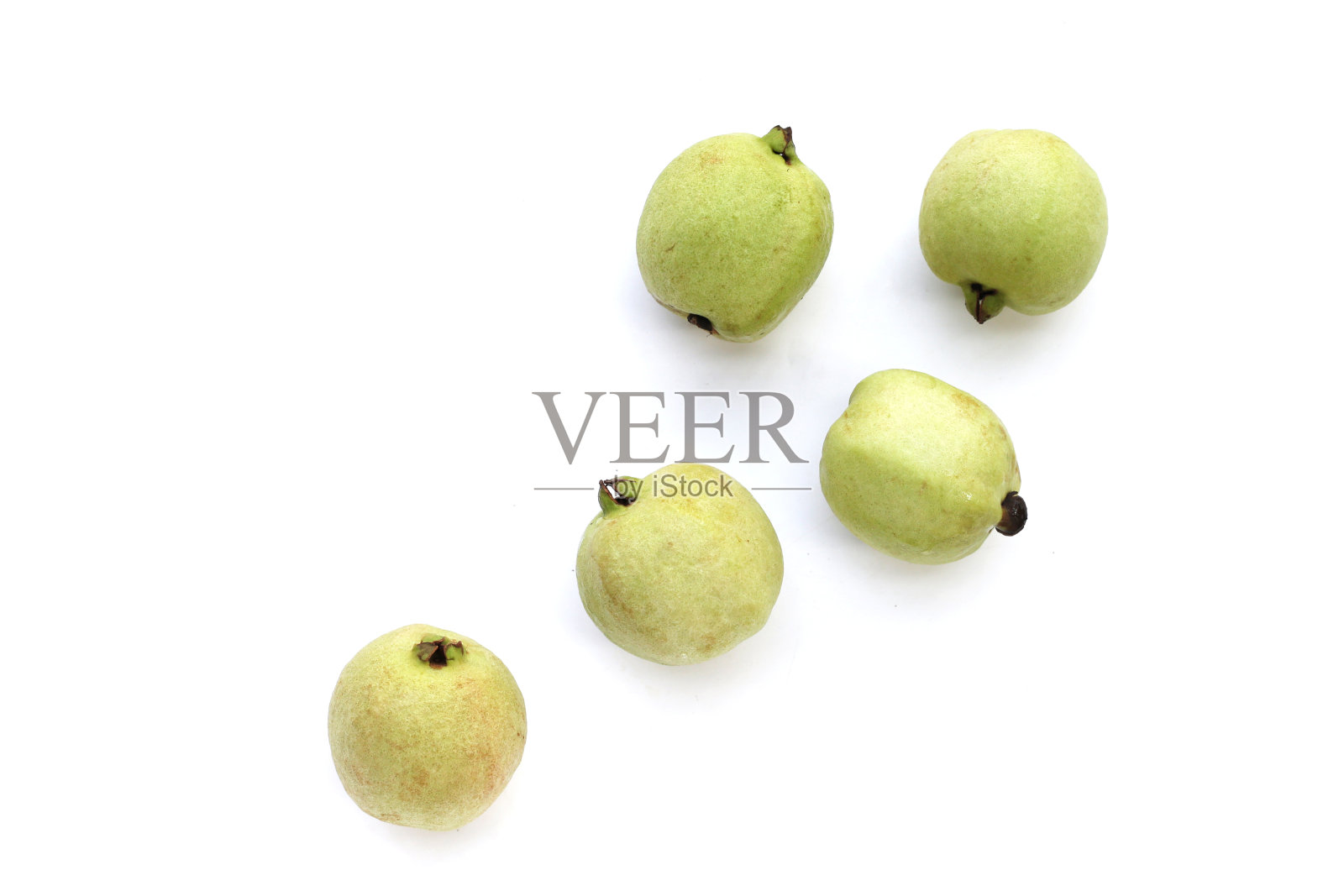 白色背景上的新鲜粉红番石榴。照片摄影图片