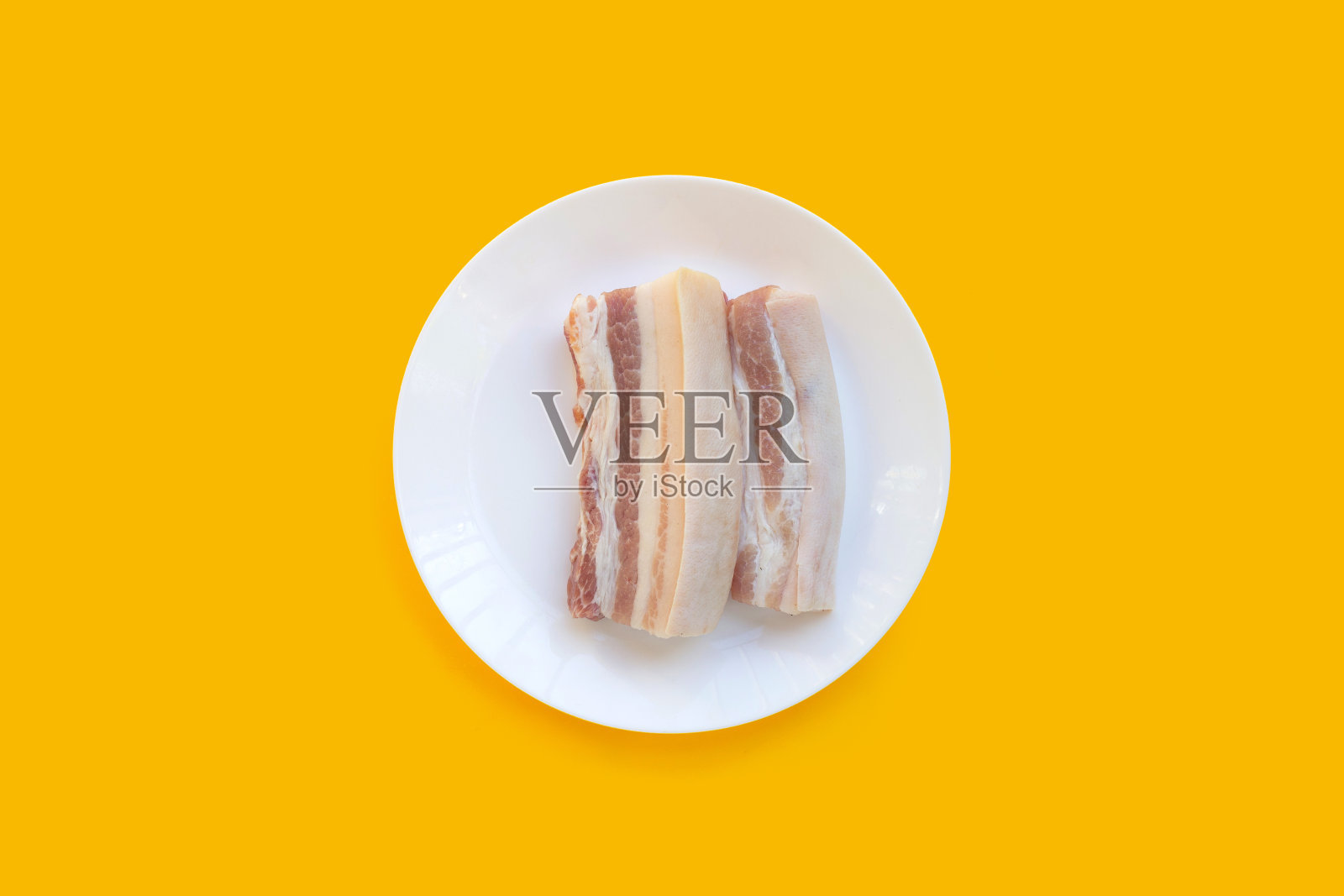黄底白盘五花肉。照片摄影图片
