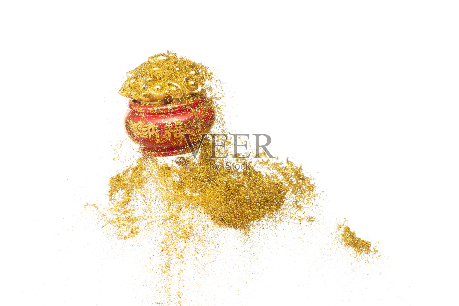 金钱罐与空气中的尘埃颗粒一起飞行。春节元宝金锅上飘着金钱沙粒。语言是财富的繁荣。白底隔离照片摄影图片