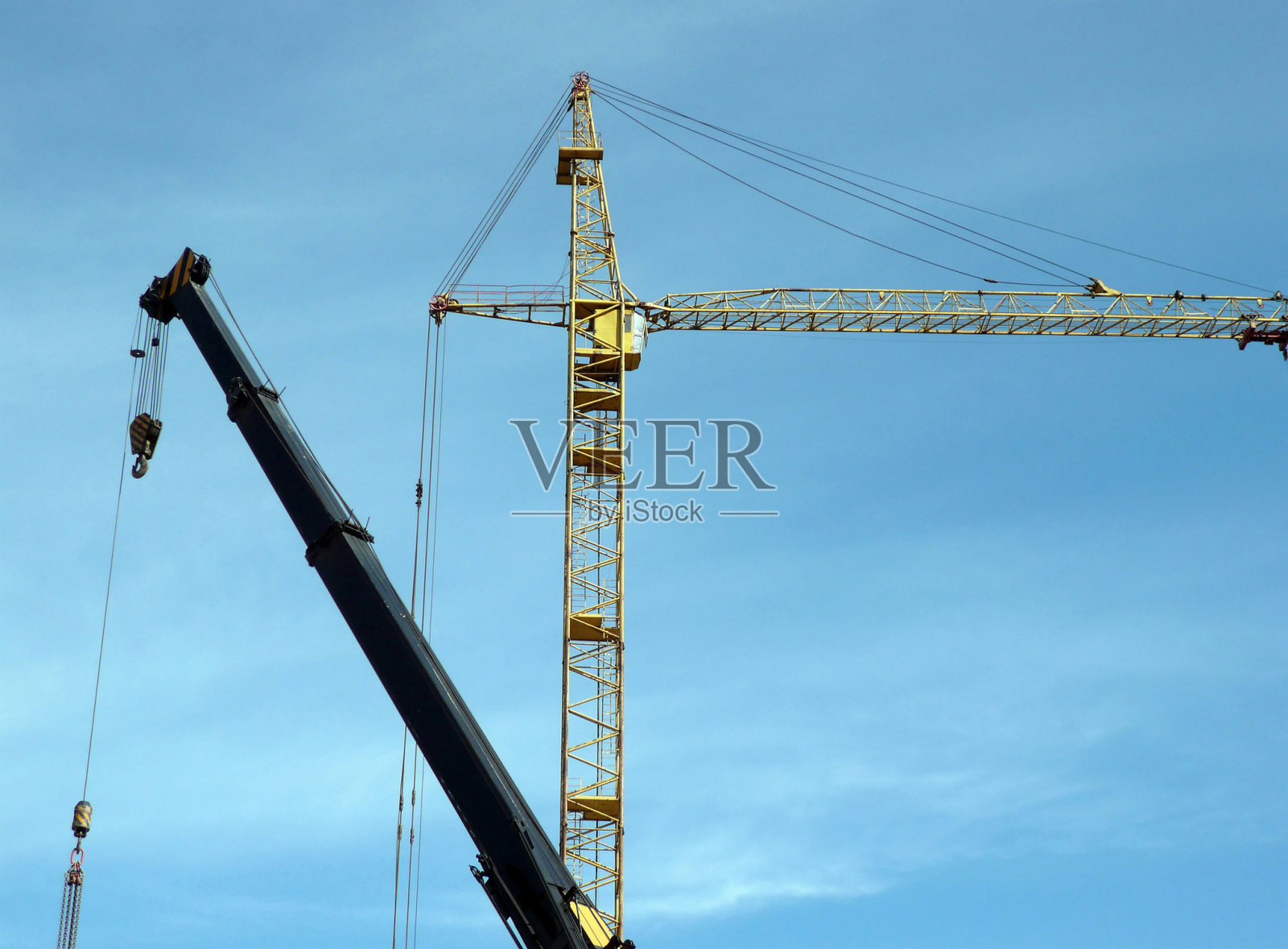 天空背景上的两座塔式起重机照片摄影图片