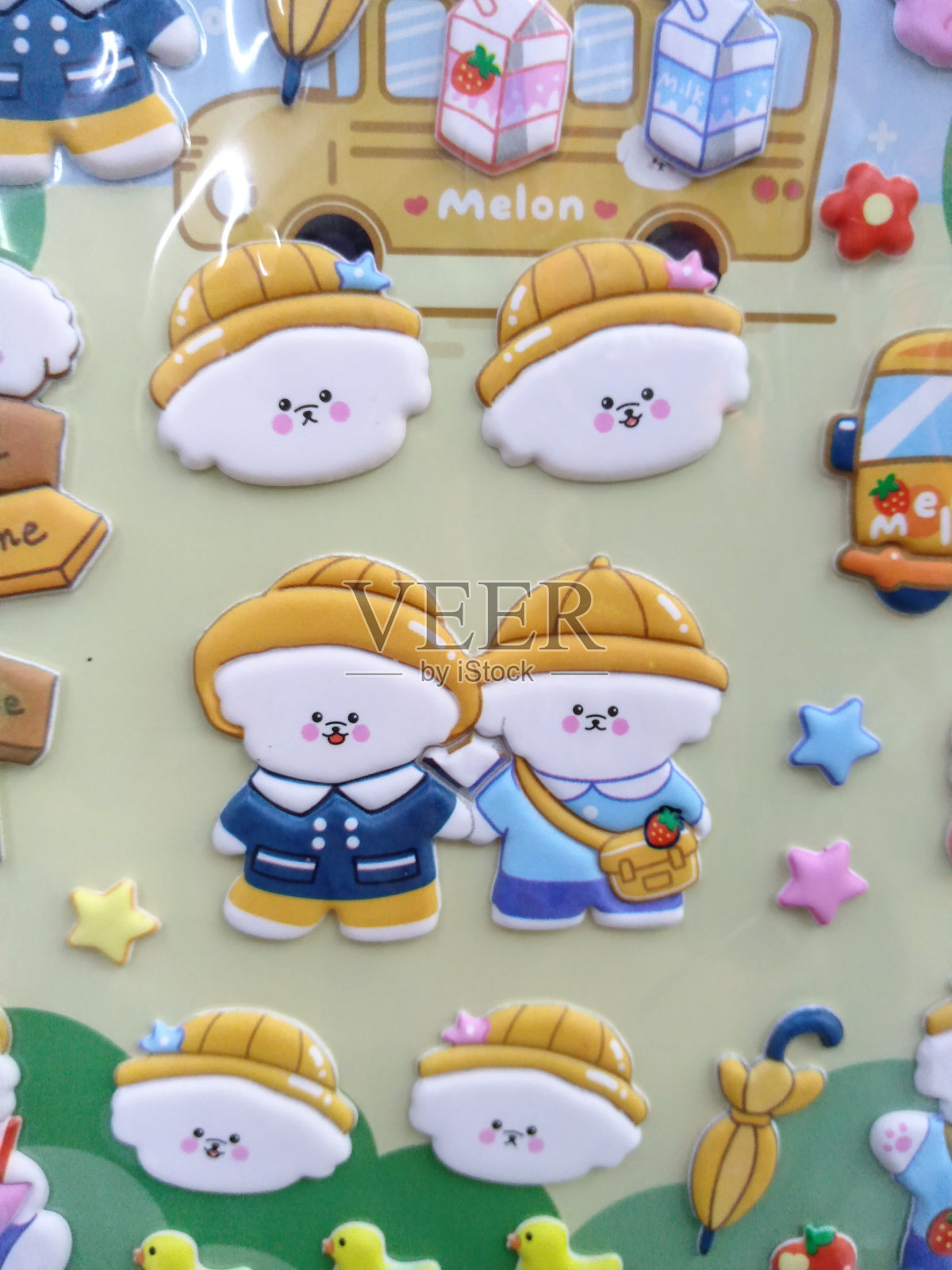 压花儿童玩具贴纸制作的卡通和动物的形状，以吸引儿童的兴趣照片摄影图片