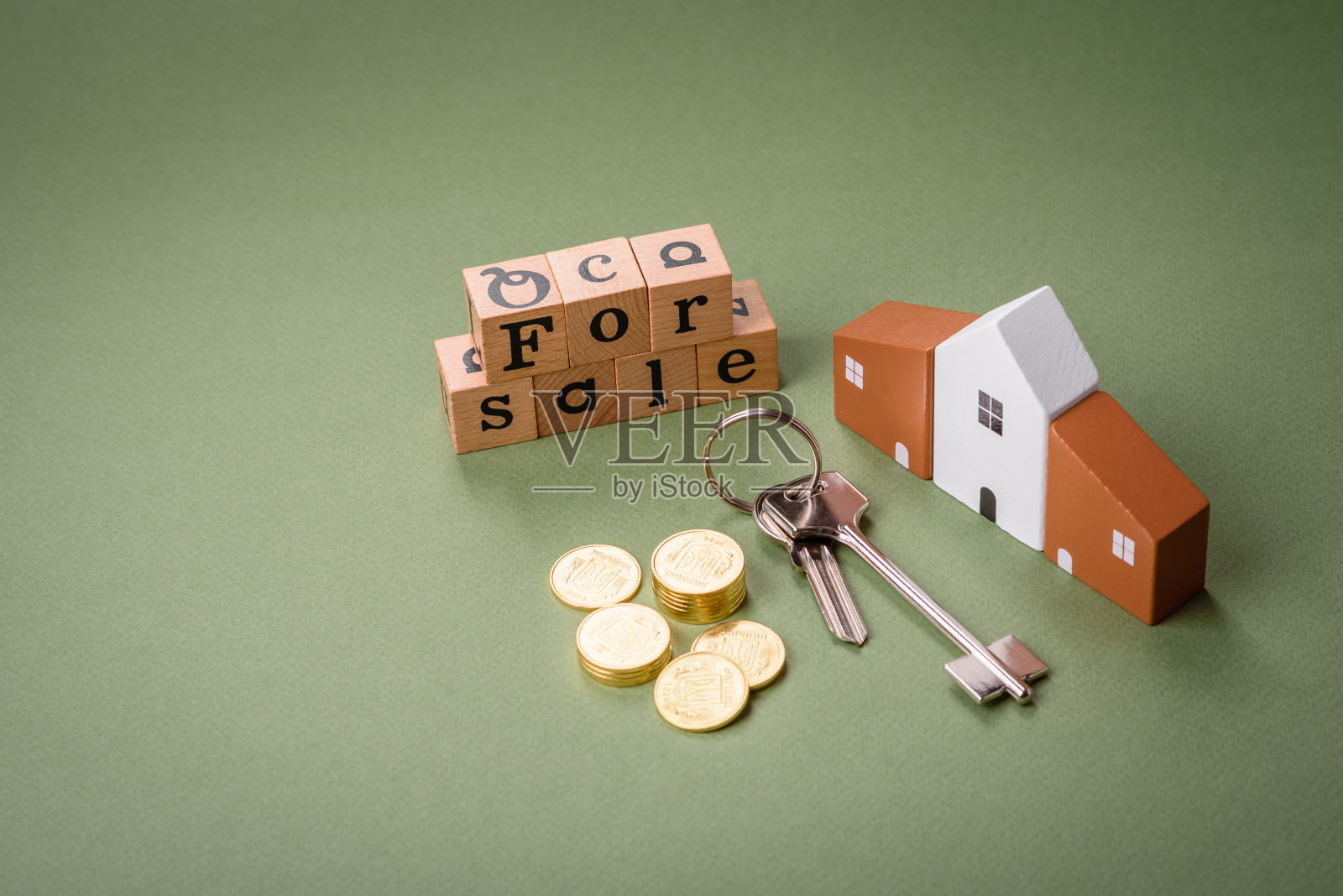 一个小木屋和钥匙作为投资你自己的家的一个想法照片摄影图片