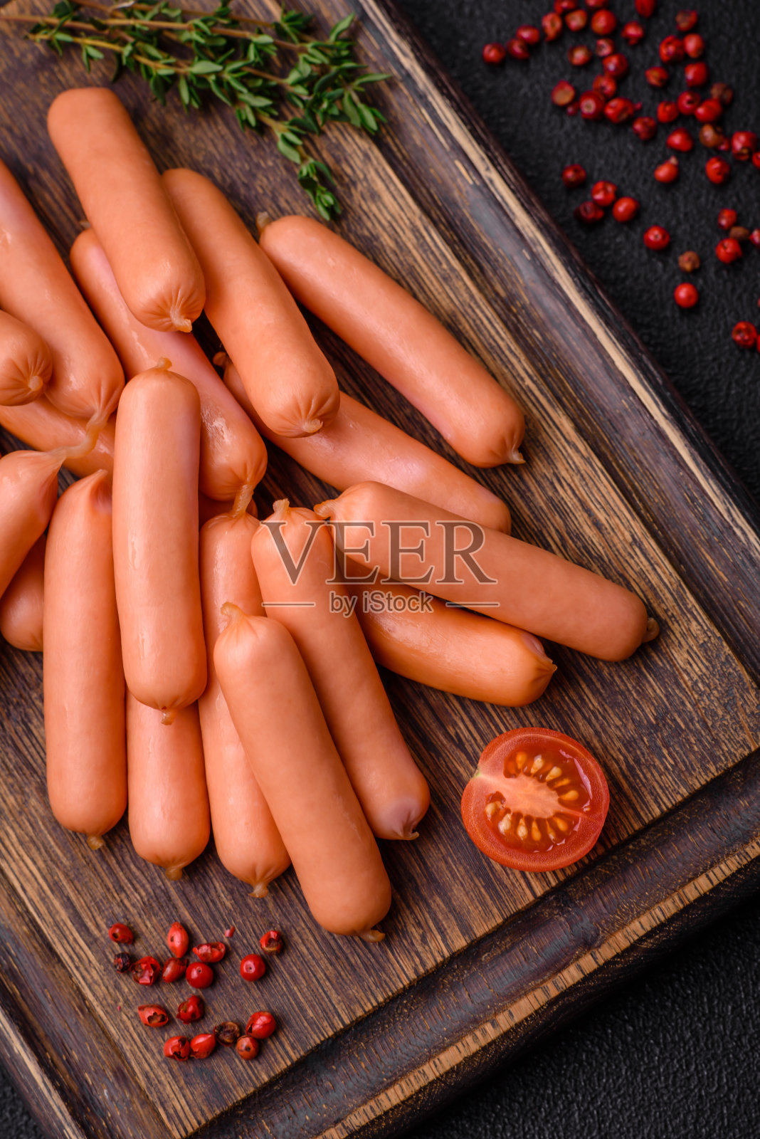 美味的小香肠配上盐、香料和香草照片摄影图片