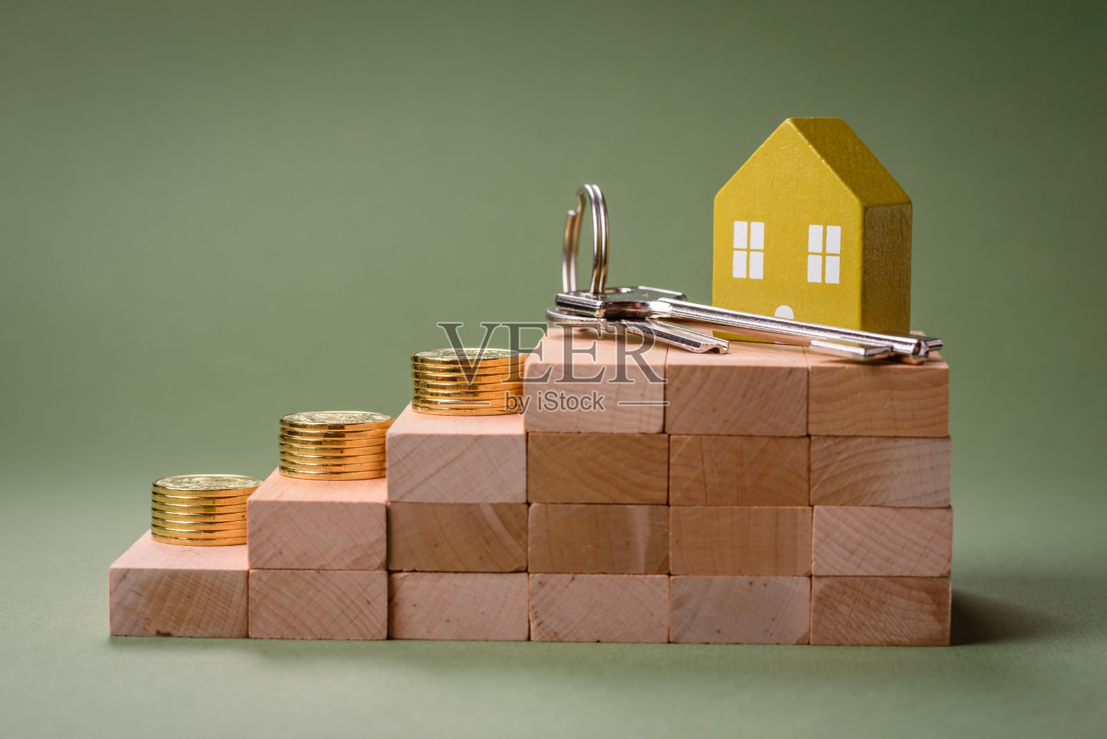 一个小木屋和钥匙作为投资你自己的家的一个想法照片摄影图片