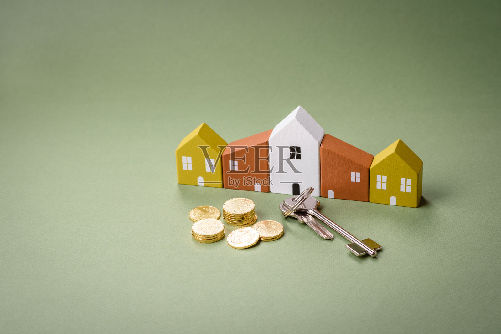 一个小木屋和钥匙作为投资你自己的家的一个想法照片摄影图片