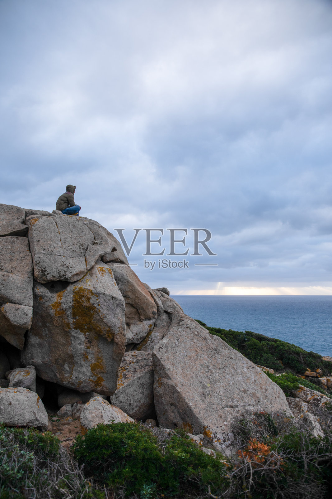 年轻人望着海浪，大海照片摄影图片