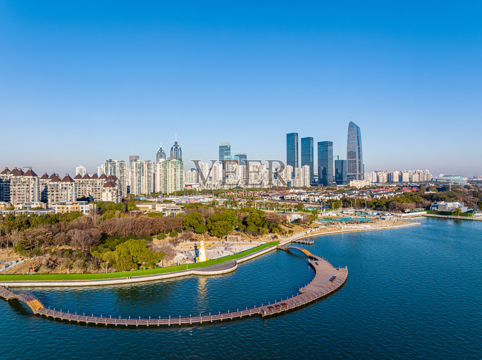 城市中湖泊和建筑物的航拍照片照片摄影图片