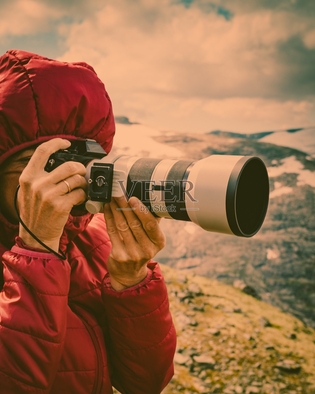 游客在挪威山区拍照照片摄影图片