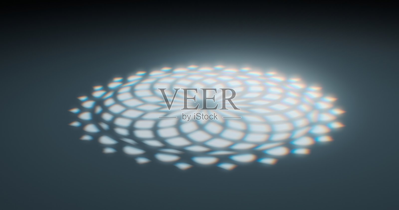 阳光透过彩色玻璃窗倾泻而下，将白光投射到中性灰色的地板上。照片摄影图片