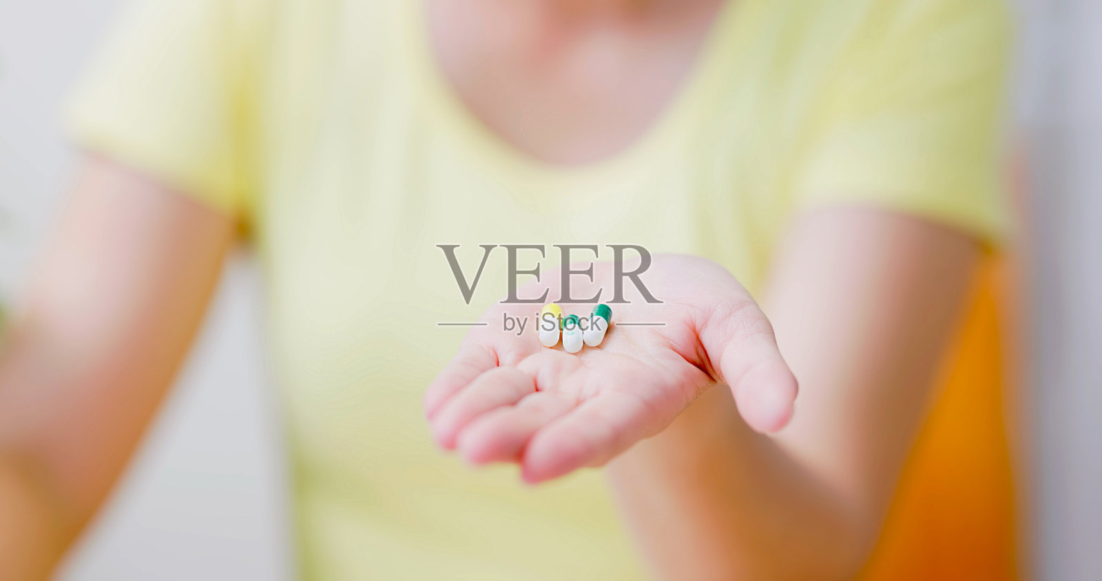 女人把药片倒在手上照片摄影图片