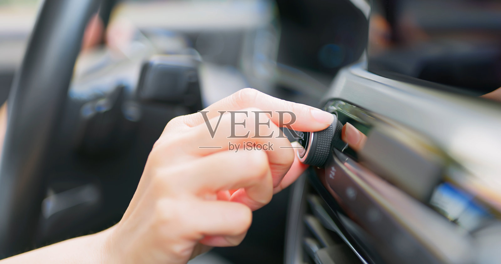 司机调节车内音量照片摄影图片