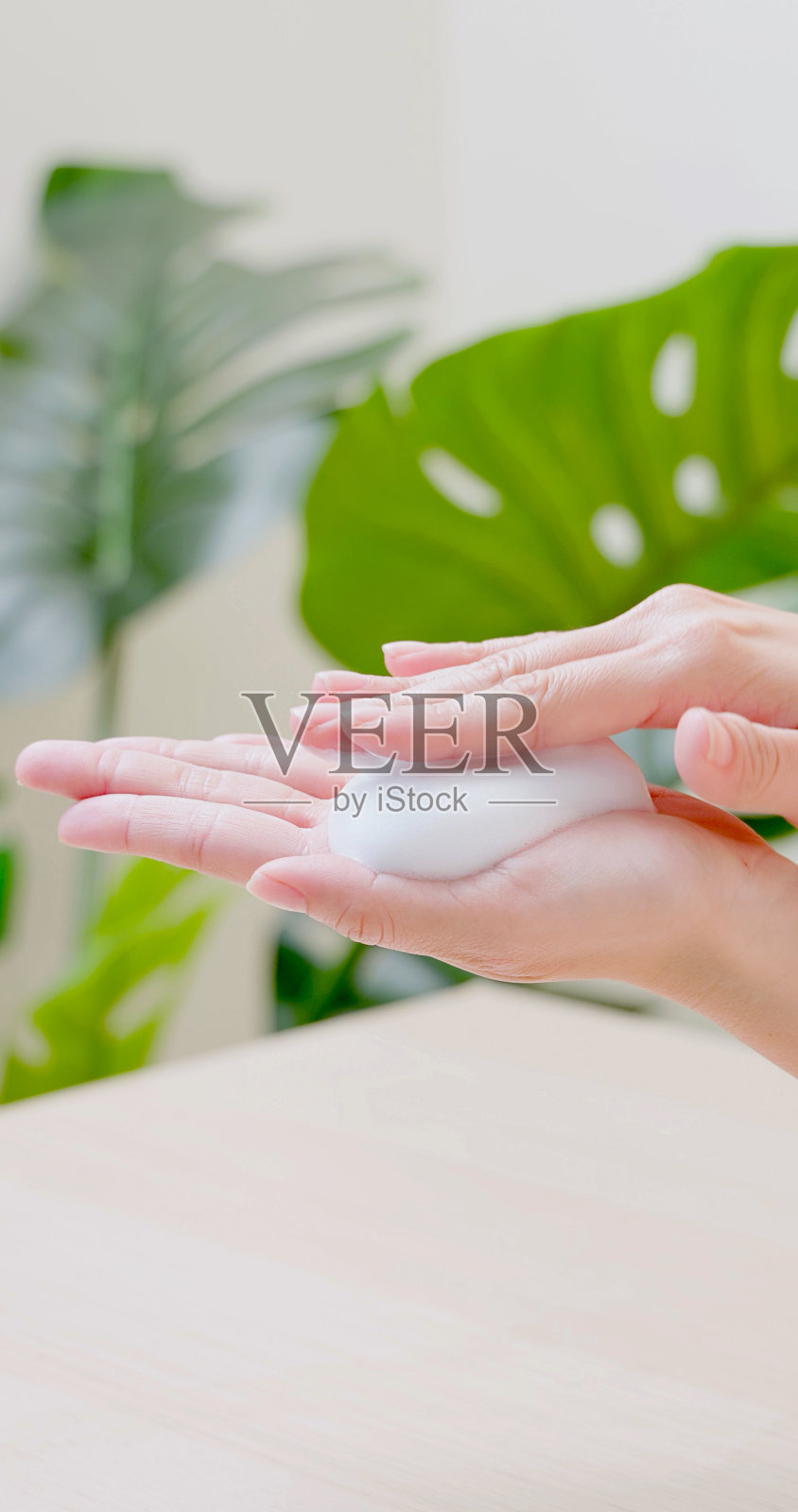 女人手上的软泡泡照片摄影图片