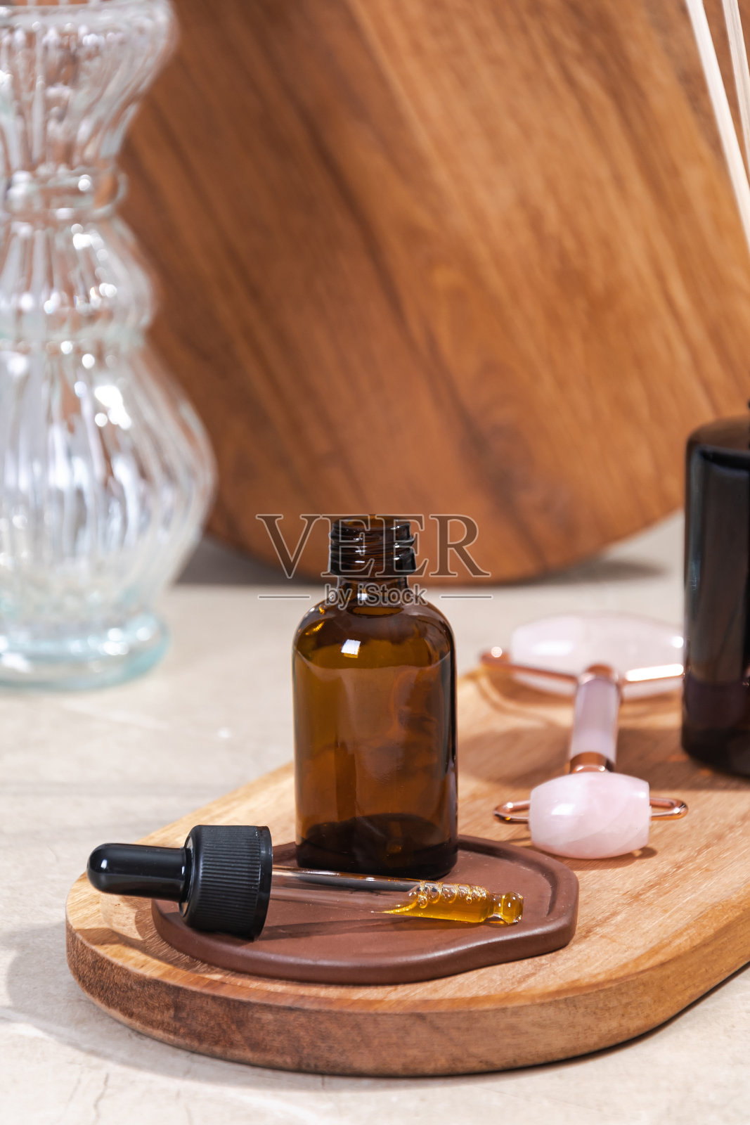 含维他命C的美白精华液。照片摄影图片