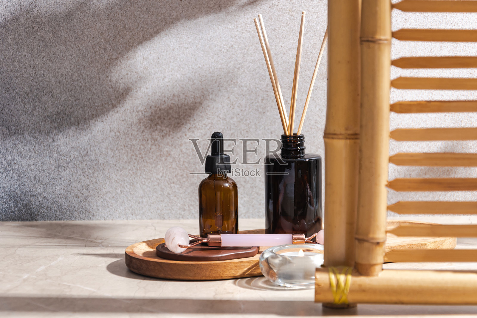 含维他命C的美白精华液。照片摄影图片