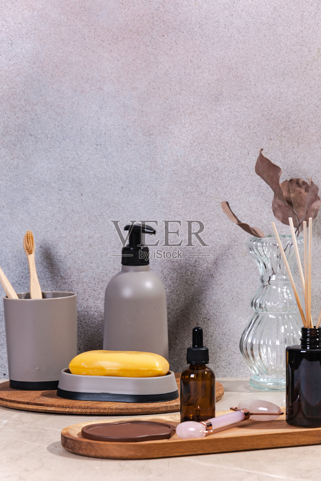 含维他命C的美白精华液。照片摄影图片