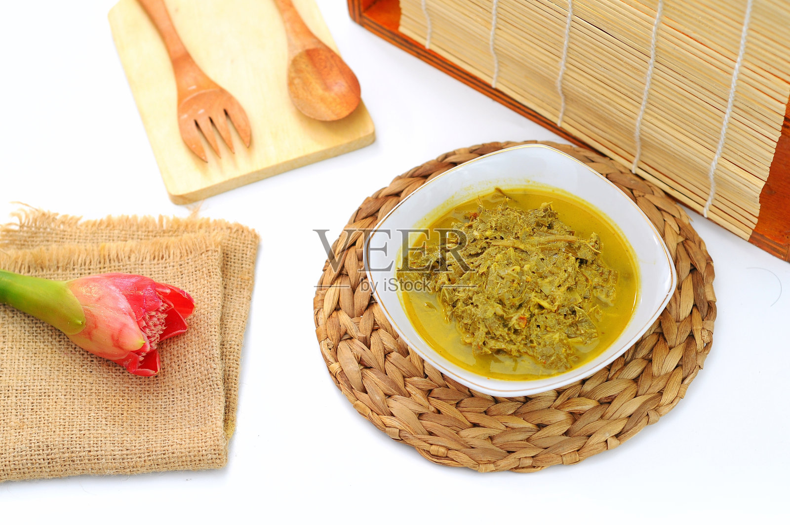 印尼语“捣碎的木薯叶”照片摄影图片